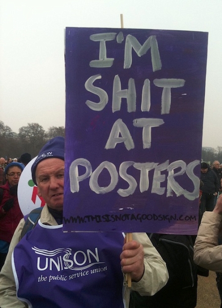 © Robert Rotifer Demonstrant mit Transparent "I'm Shit At Posters"
